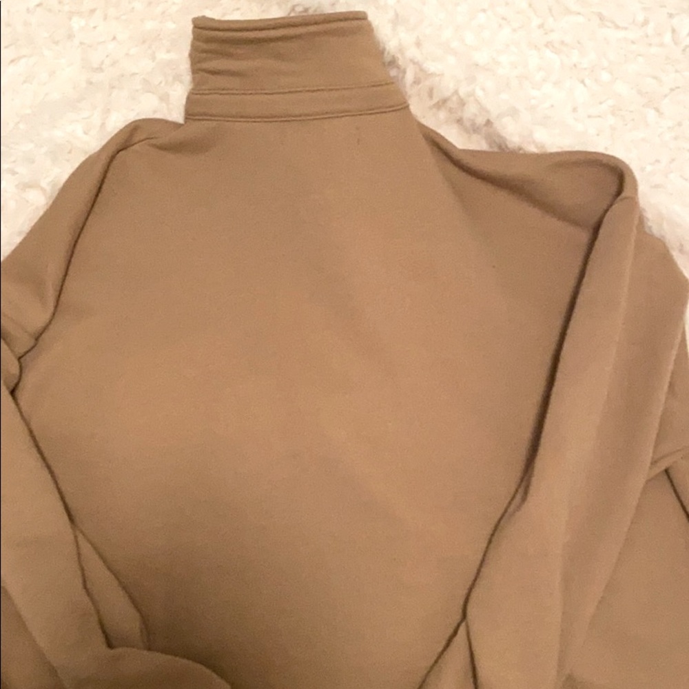 𝐶𝑟𝑜𝑝𝑝𝑒𝑑 𝑚𝑢𝑠𝑡𝑎𝑟𝑑 𝑠ℎ𝑖𝑟𝑡 - Picture 2 of 2